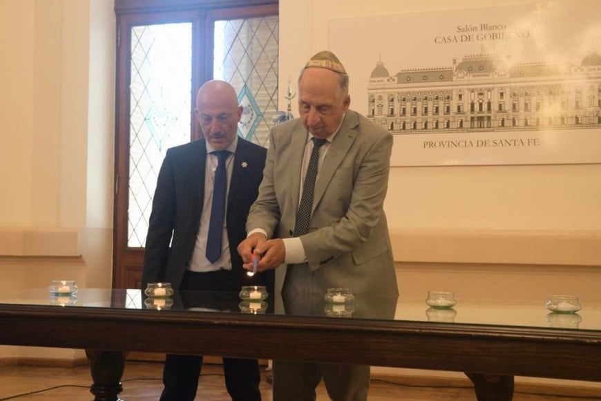 El encendido de seis velas y la oración religiosa formaron parte del homenaje a las víctimas del Holocausto. Foto: Guillermo Di Salvatore