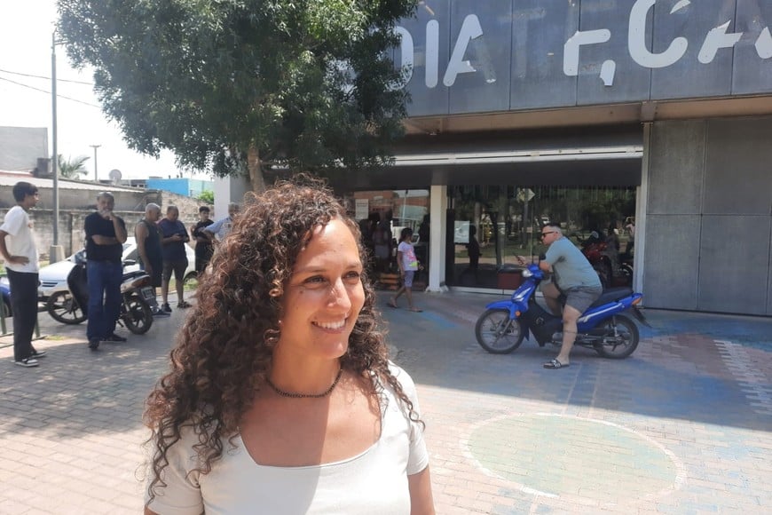 Laura Mondino frente a su "usina" de trabajo, la Mediateca. El Litoral.