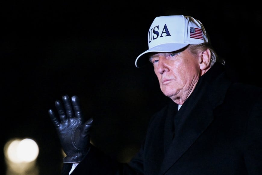 U.S. President Donald Trump waves as he walks upon arrival on the South Lawn of the White House in Washington, U.S., January 27, 2026. REUTERS/Annabelle Gordon