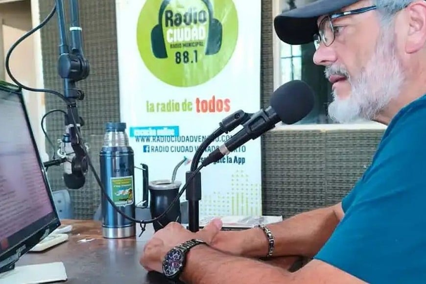 Alejandro Videla conduce todos los domingos, en Radio Ciudad, el ciclo radial “Bitácora Malvinas”. Foto: Gentileza