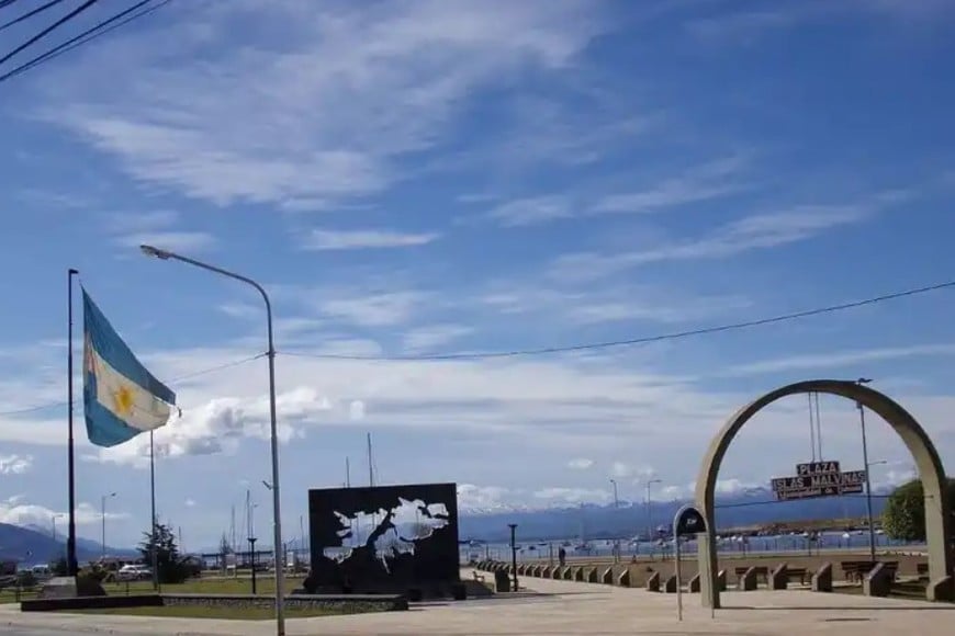 La plaza Islas Malvinas en Ushuaia, capital de la provincia de Tierra del Fuego, a la que pertenecen las islas usurpadas.