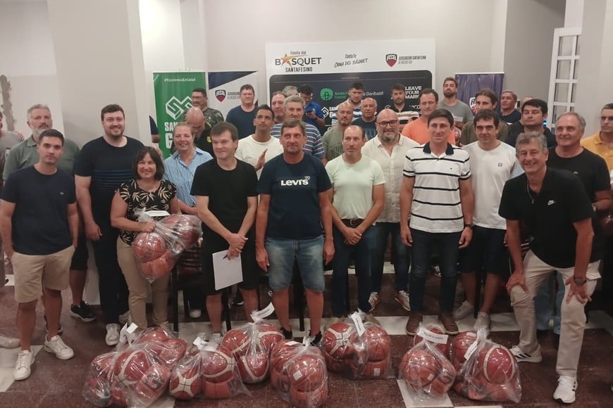 Los clubes de la ASB recibieron pelotas y equipamiento deportivo. Foto: Prensa ASB.