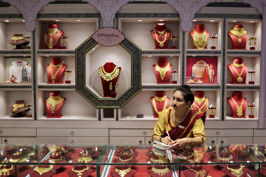 A saleswoman sits inside a Senco Gold & Diamonds jewellery showroom in Kolkata, India, January 28, 2026. REUTERS/Sahiba Chawdhary