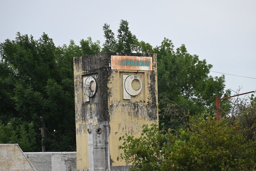 El tanque de agua y el isologo de la firma que funcionaba en el predio abandonado. Guillermo Di Salvatore.q