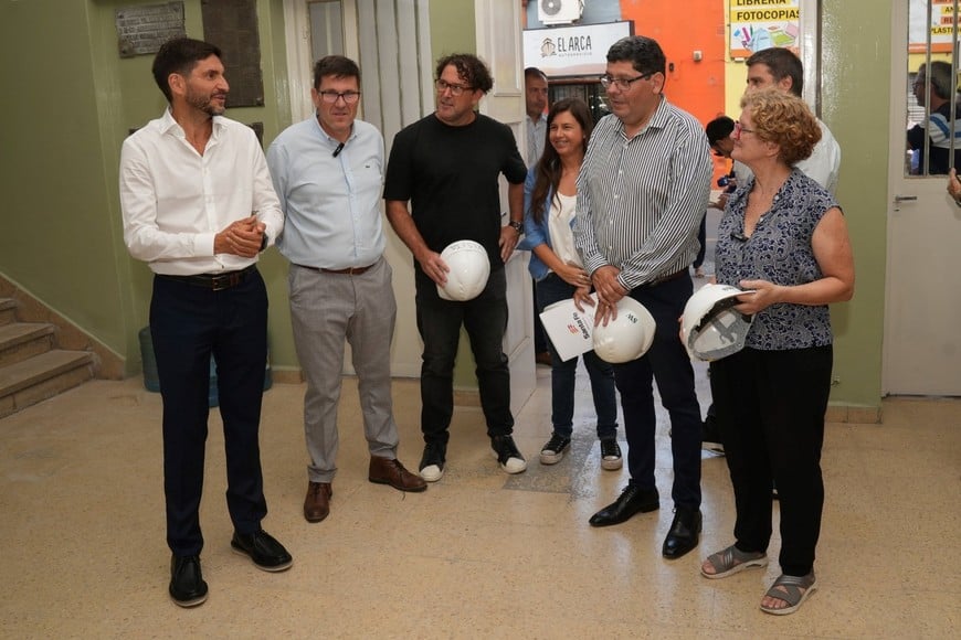 Pullaro y Goity recorrieron las obras de puesta en valor del histórico edificio de “El Comercial” en Santa Fe. Foto: Guillermo Di Salvatore