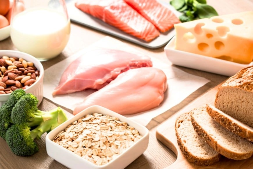 Alternar carnes rojas con pollo o cerdo ayuda a mantener variedad nutricional sin depender de una sola fuente.