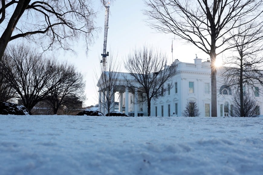 Snow blankets the North Lawn of the White House in the aftermath of a major winter storm that dumped snow and ice across a large swath of the United States, in Washington, D.C., U.S., January 27, 2026. REUTERS/Jonathan Ernst
     TPX IMAGES OF THE DAY