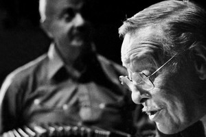 Goyeneche al frente, escoltado por Astor Piazzolla, en una postal histórica capturada por Sara Facio. Foto: Gentileza Secretaría de Cultura de la Nación