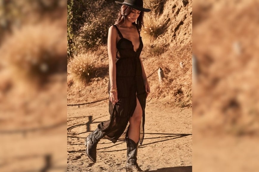 Vestidos fluidos y colores cálidos: la esencia del Sunset Chic.