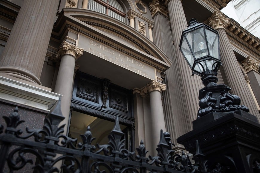 (260107) -- BUENOS AIRES, 7 enero, 2026 (Xinhua) -- Imagen del 7 de enero de 2026 de la sede del Banco Central de la República Argentina (BCRA), en la ciudad de Buenos Aires, capital de Argentina. El BCRA anunció el miércoles que concertó con seis bancos internacionales una nueva operación financiera CENTRAL BANK . (Xinhua/Martín Zabala) (mz) (ah) (vf)