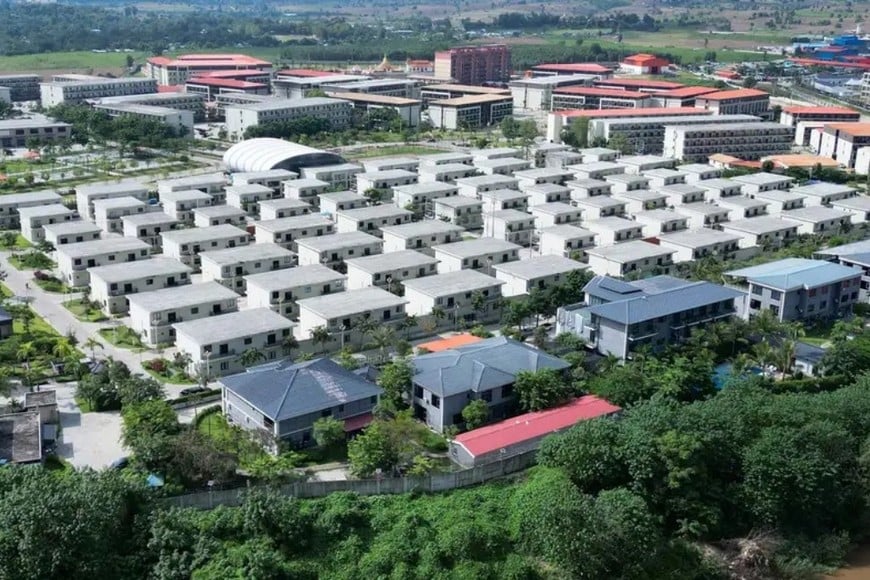 Instalaciones de un centro de ciberestafas en Myawaddy, Birmania, el complejo KK Park. China está tomando medidas contra los magnates de las estafas cibernéticas que amasan fortunas en el sudeste asiático. Foto: AFP.