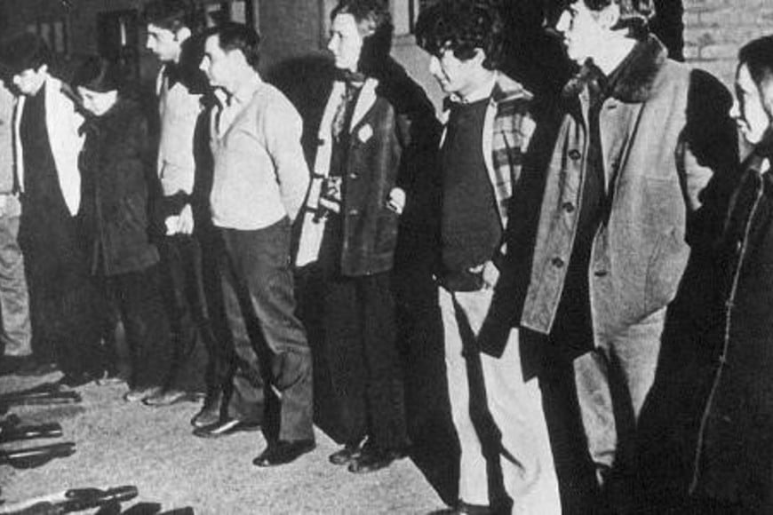 "La Masacre de Trelew". El 15 de agosto de 1972, durante la dictadura encabezada por Alejandro Lanusse, veinticinco presos políticos de diversas organizaciones políticas se fugaron del penal de máxima seguridad de Rawson y recorrieron 21 kilómetros hasta llegar al Viejo Aeropuerto de Trelew. El objetivo era llegar hacia Chile, gobernado por Salvador Allende. Solo seis lograron tomar el vuelo hacia el país limítrofe. El resto del grupo no llegó a abordar el avión y se entregó a las autoridades militares, bajo la condición de que los retornaran al penal y que se garantizara la seguridad de los presos.  En lugar de llevarlos a Rawson, los trasladaron a la Base Aeronaval Almirante Zar, dependiente de la Armada y en la madrugada del 22 de agosto, la guardia los obligó a salir de sus celdas y fueron asesinados.