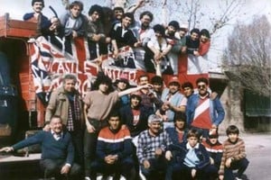 Barra bravas y simpatizantes argentinos exhiben en Buenos Aires algunos de los "trapos" arrebatados a los ingleses en 1986. Varios de estos "trofeos de guerra", como los que se encontraban en posesión de La Doce boquense, fueron quemados el 2 de abril de 1989, en el séptimo aniversario del desembarco de las tropas argentinas en las Malvinas.