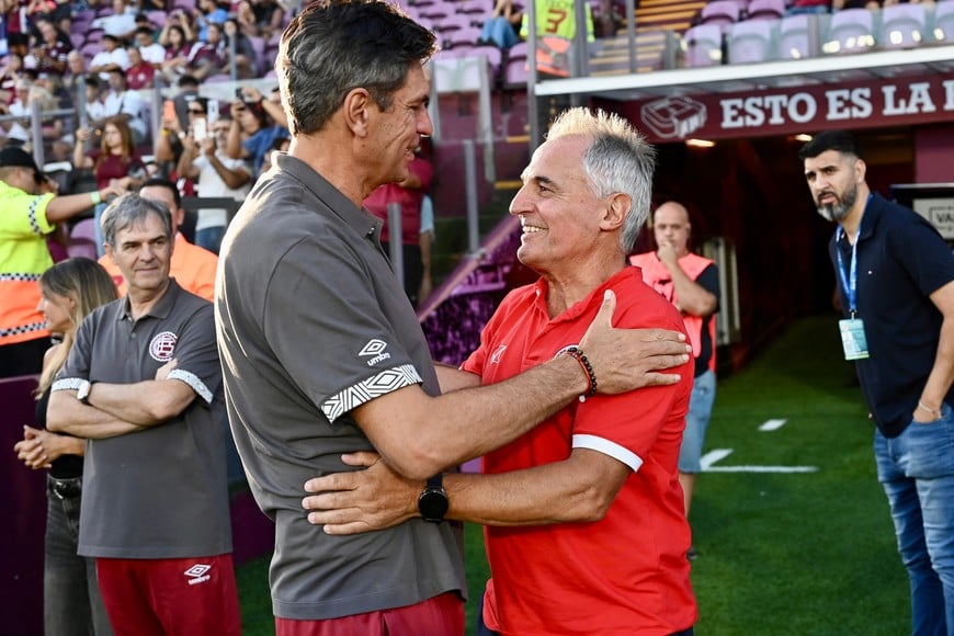 Mauricio Pellegrino y Leonardo Carol Madelón. Unión-Lanús | Torneo Apertura | Estadio Lanús. Foto: Juan Manuel Foglia