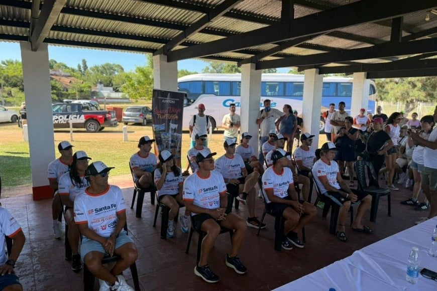 Nadadores internacionales fueron recibidos por autoridades locales en la costa de Sauce Viejo, tramo clave del recorrido.
