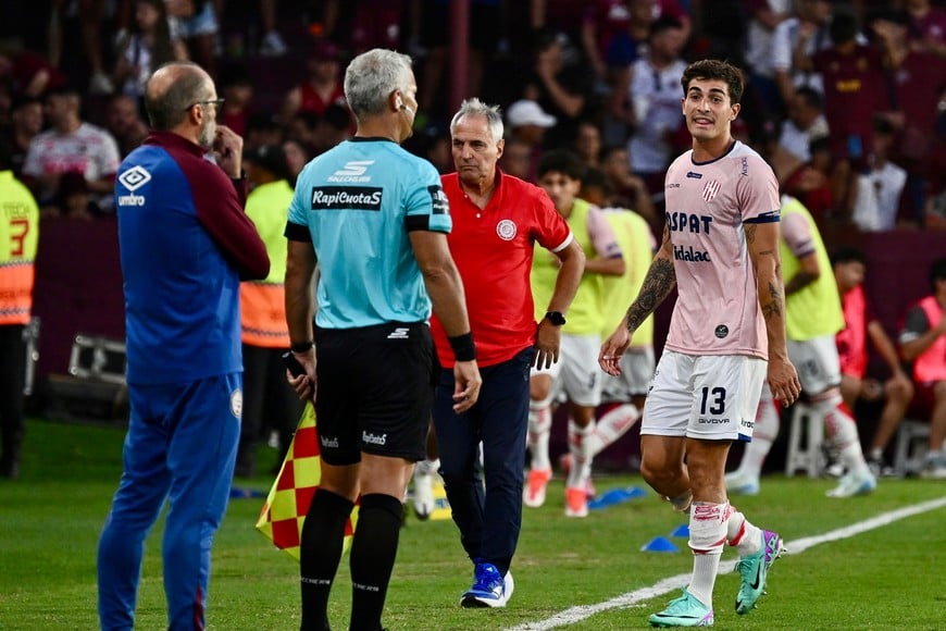 ESPINOZA LE PUSO ROJA A FASCENDINI Y MADELÓN SE ENOJÓ | Unión-Lanús | Torneo Apertura | Estadio Lanús. FOTO: Juan Manuel Foglia