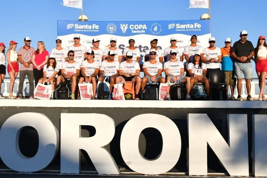 Los 18 nadadores posaron tras el sprint en Coronda. Foto: Prensa Santa Fe - Coronda.