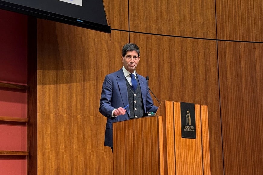 FILE PHOTO: Former U.S. Federal Reserve Governor Kevin Warsh speaks during a monetary policy conference at Stanford University’s Hoover Institution in Palo Alto, California, U.S. May 9, 2025. REUTERS/Ann Saphir/File Photo