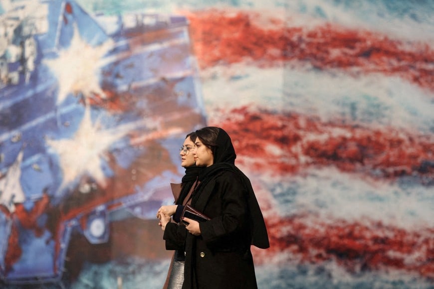 FILE PHOTO: People walk past an anti-U.S. billboard in Tehran, Iran, January 26, 2026. Majid Asgaripour/WANA (West Asia News Agency) via REUTERS ATTENTION EDITORS - THIS PICTURE WAS PROVIDED BY A THIRD PARTY TPX IMAGES OF THE DAY/File Photo