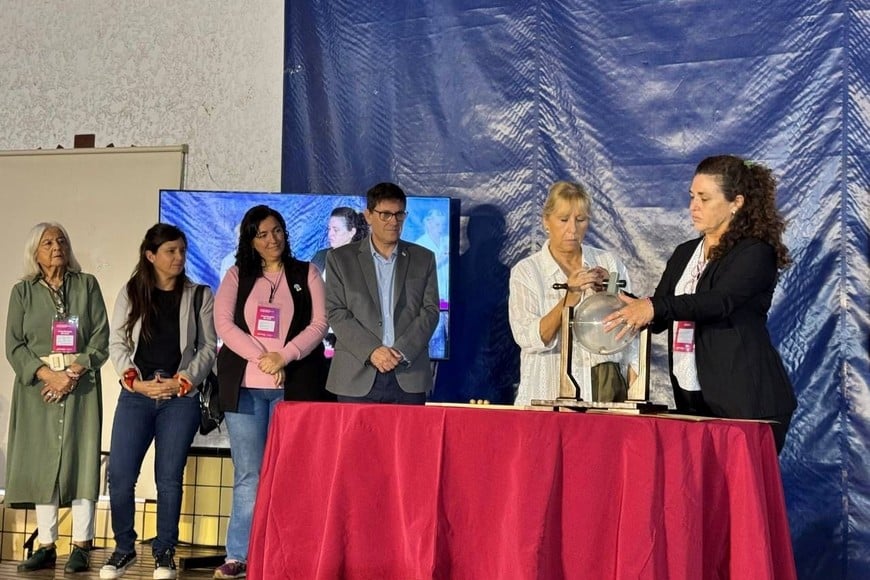 Las autoridades ministeriales en uno de los actos donde se abrieron los sobres con los resultados de los exámenes vinculados a los seudónimos. Foto: Gentileza