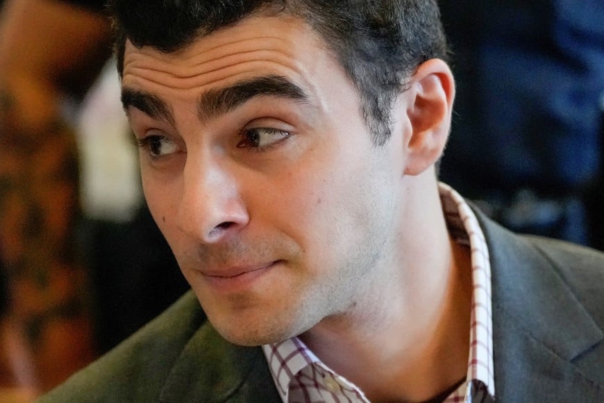 Luigi Mangione, the suspect in the killing of UnitedHealthcare chief executive Brian Thompson, attends Manhattan Criminal Court for a pre-trial hearing, in New York City, U.S., December 1, 2025.     Yuki Iwamura/Pool via REUTERS