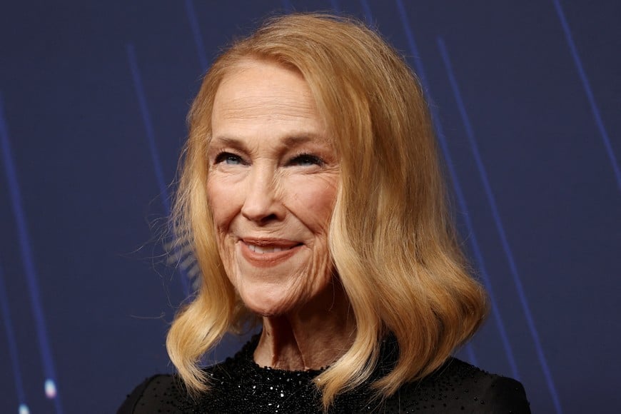 FILE PHOTO: Catherine O'Hara poses on the red carpet at the 77th Primetime Emmy Awards in Los Angeles, California, U.S., September 14, 2025. REUTERS/David Swanson/File Photo