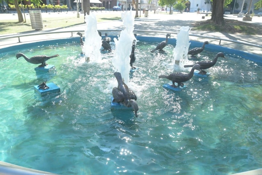 Las réplicas de biguás de la plaza 25 de Mayo y el que falta. Guillermo Di Salvatore.