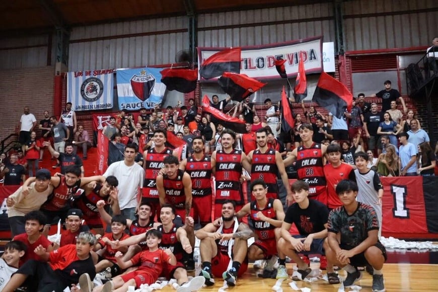 Colón salió del fondo e inicia una nueva gira por Corrientes y Chaco. Prensa Colón.