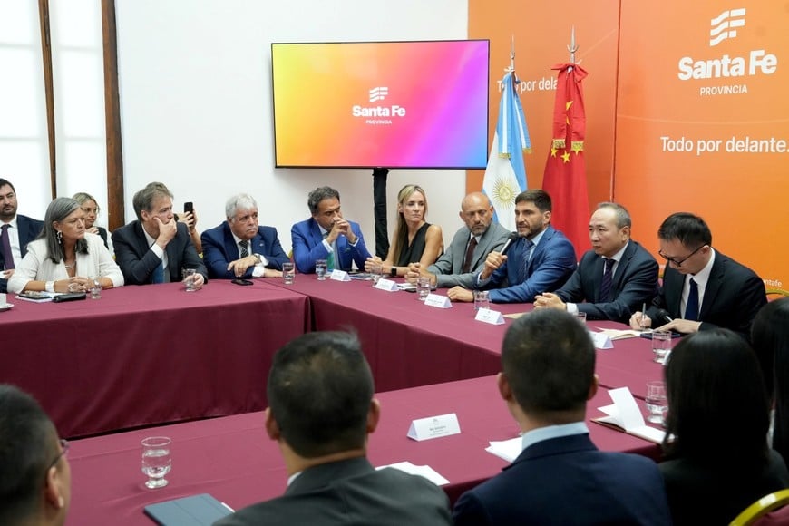 El ministro Puccini y la secretaria de Comercio Exterior, Georgina Losada, acompañaron a Pullaro en las reuniones con el embajador chino que estuvo en la provincia. Foto: Gobierno de Santa Fe