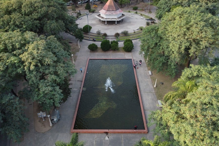 En el piletón actual apenas se visualiza el mapa sobreelevado de Santa Fe. Foto: Luis Cetraro