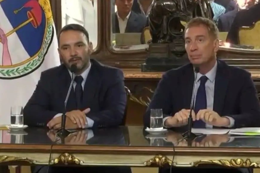 Valdés en conferencia junto a Santilli.