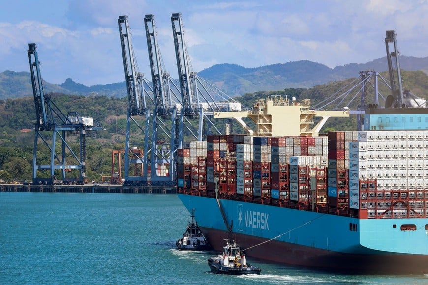 A container ship Maersk El Alto is guided by tugboats at Panama Ports Company (PPC) after Panama’s Supreme Court annulled key port contracts held by the Hong Kong-based CK Hutchison–owned firm, leaving the future of some Panama Canal operations uncertain, in Panama City, Panama, January 30, 2026. REUTERS/Aris Martinez REFILE - QUALITY REPEAT