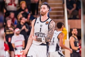 Vildoza festeja el triple ganador que definió el 84-82 en el Principado.