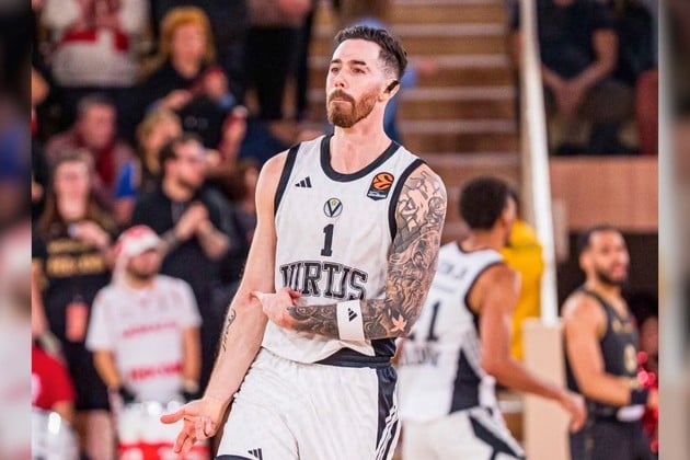 Vildoza festeja el triple ganador que definió el 84-82 en el Principado.