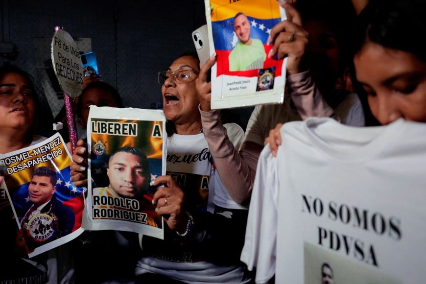 Relatives of detainees react outside the Helicoide detention centre after Venezuela’s interim president Delcy Rodriguez announced a proposed "amnesty law" for hundreds of prisoners, in Caracas, Venezuela, January 30, 2026. REUTERS/Gaby Oraa