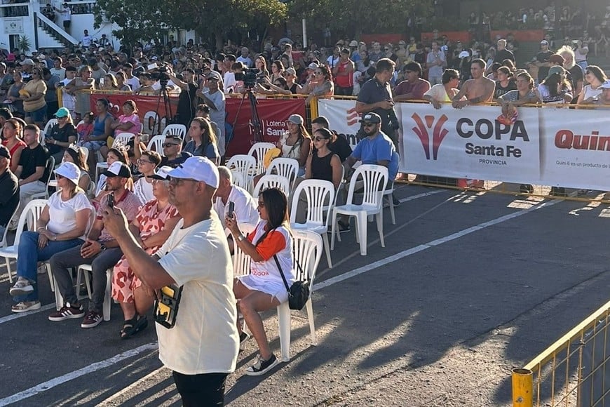 Cientos de corondinos acompañaron el sprint en la costanera local. Foto: Santa Fe Producciones.