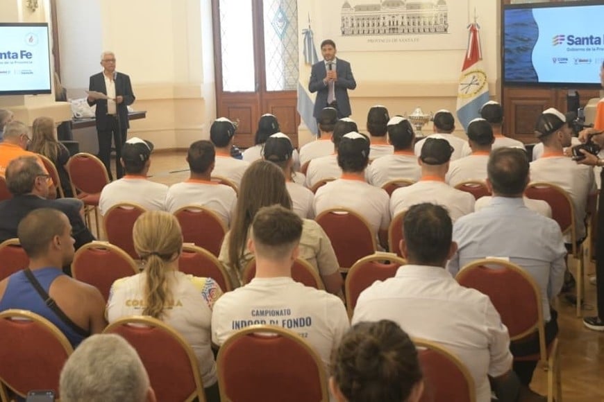 El gobernador Pullaro le dio la bienvenida a los 18 nadadores. Foto: Guillermo Di Salvatore.