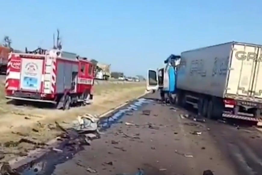 La camioneta Nissan Frontier impactó de frente con un camión semirremolque de origen brasileño.