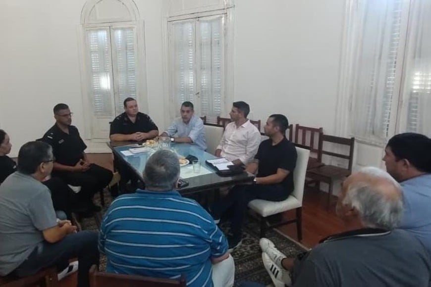 La reunión se desarrolló en la sede de la Unidad Regional y se enmarcó en una agenda de diálogo permanente entre la Policía de la Provincia y los clubes de la región.