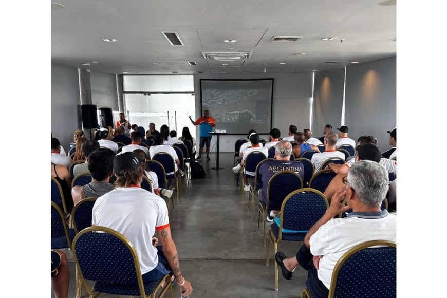 Fernando Fleitas al frente de la charla técnica. Crédito: Prensa Maratón