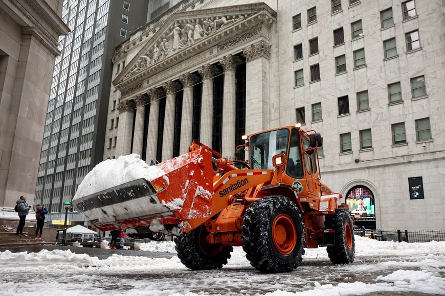 A New York City Department of Sanitation front loader clears snow on Wall St. outside the New York Stock Exchange (NYSE), after a major winter storm spreads across a large swath of the United States, in New York City, U.S., January 26, 2026.  REUTERS/Brendan McDermid
