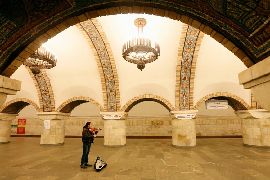 A musician plays violin as he waits for the last train before metro shutdown amid coronavirus (COVID-19) concerns, at Zoloti Vorota station in central Kiev, Ukraine March 17, 2020.  REUTERS/Valentyn Ogirenko     TPX IMAGES OF THE DAY