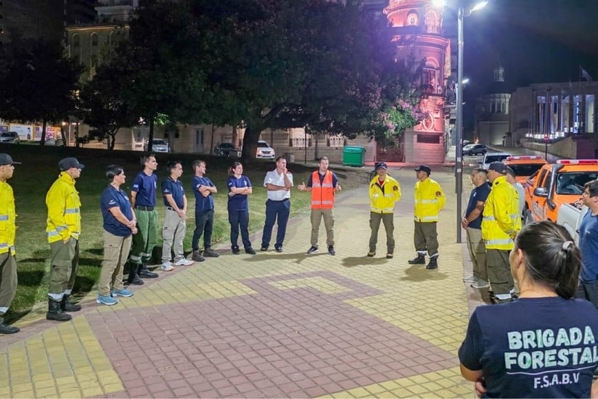 Brigadistas santafesinos partieron durante la madrugada hacia Chubut.
