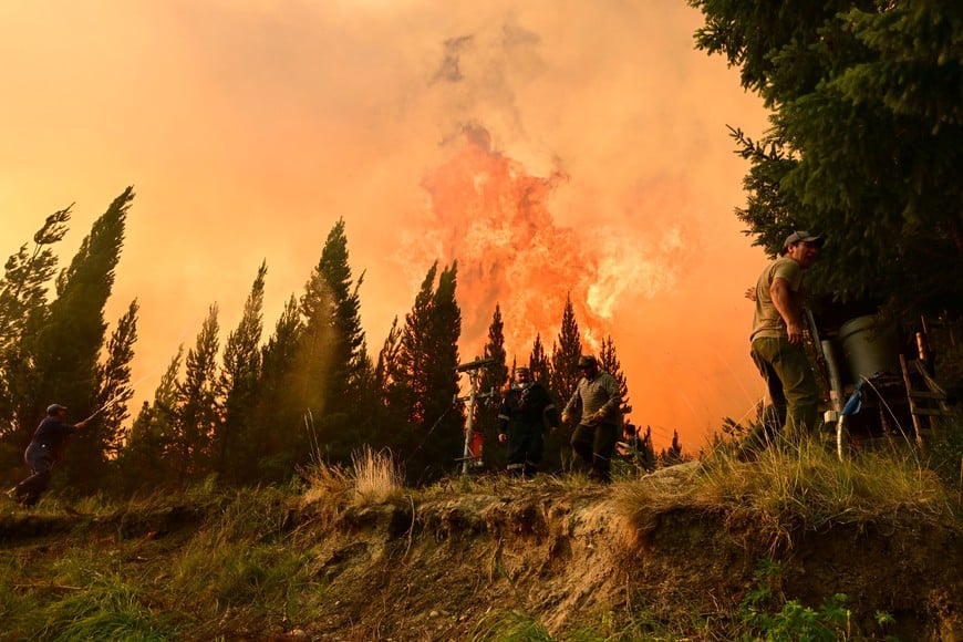 (260130) -- CHUBUT, 30 enero, 2026 (Xinhua) -- Imagen del 8 de enero de 2026 de residentes trabajando en el sitio de un incendio, en la localidad de Epuyén, en la provincia de Chubut, Argentina. Incendios forestales arrasan la región patagónica de Argentina, en el sur del país, donde cientos de brigadistas combaten el fuego. (Xinhua/Maxi Jonas) (mz) (rtg) (ra) (vf)