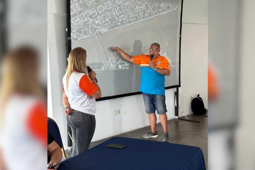 Fernando Fleitas al frente de la charla técnica. Crédito: Prensa Maratón