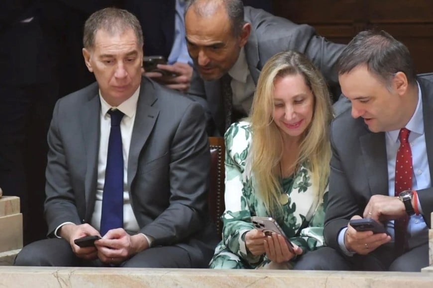 La secretaria general de la Presidencia, Karina Milei, junto a miembros del círculo rojo, Diego Santilli y Manuel Adorni, a cargo de la estrategia del Ejecutivo sobre el Congreso de la Nación.