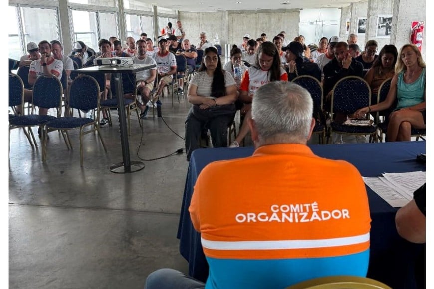 Fernando Fleitas al frente de la charla técnica. Crédito: Prensa Maratón