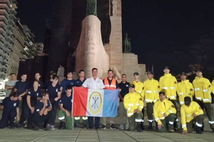 El contingente se suma a las tareas de control del fuego en la Patagonia.