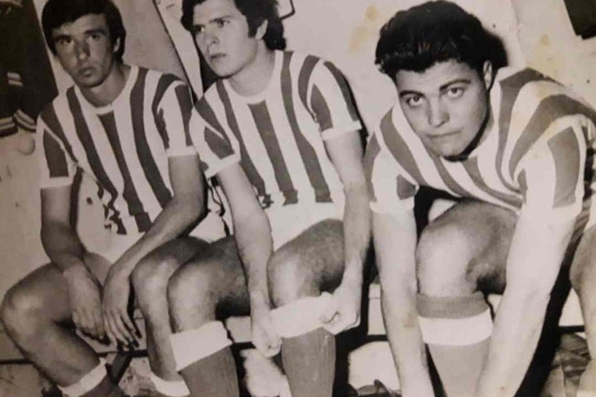 Un muy jovencito Carlos Mazzoni, junto a Bravo y Bonaveri. Los tres jugaban en aquel Unión de 1972.