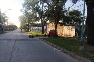 Así quedó el auto tras el choque con la moto. Crédito: Policía de Santa Fe